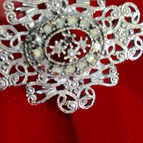 Brooch - Filigree Glass Crystal centre Stone Silver tone metal
