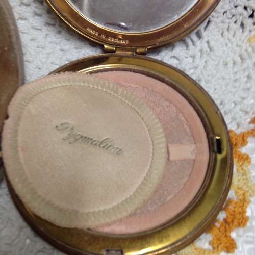 COMPACT Powder -  PYGMALION - decorative NEEDLE POINT TOP - England
