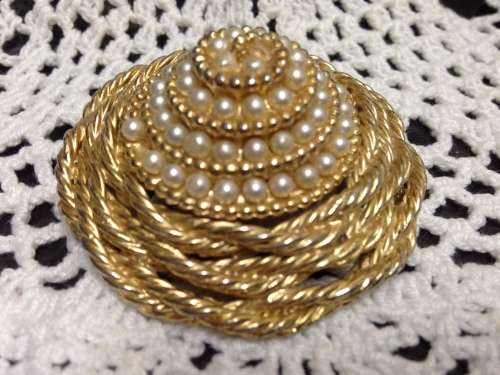 Brooch - Beehive  Pearls faux all around Gold Tone metal