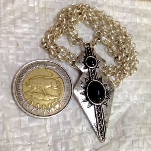 Necklace - Belcher chain -CELTIC Pendat 2 BLACK Onyx cabachon ON HOOP link chain Silvertone