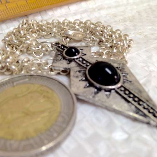 Necklace - Belcher chain -CELTIC Pendat 2 BLACK Onyx cabachon ON HOOP link chain Silvertone