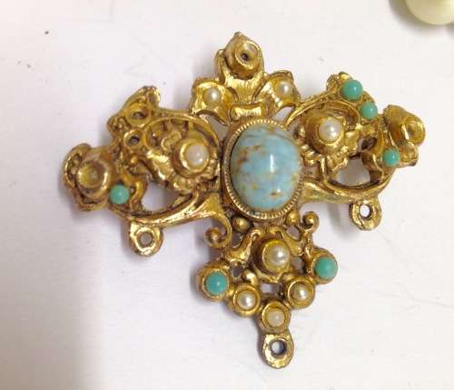Vintage brooch pretty Caboshon blue smaller ones around some missing