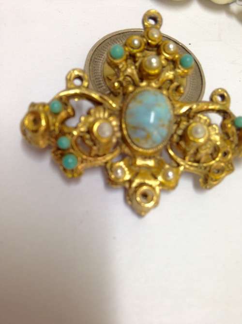 Vintage brooch pretty Caboshon blue smaller ones around some missing