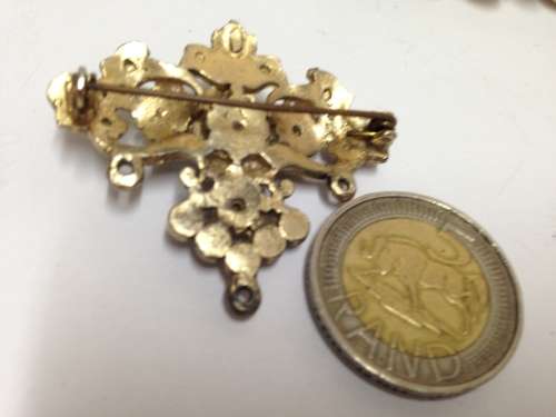 Vintage brooch pretty Caboshon blue smaller ones around some missing