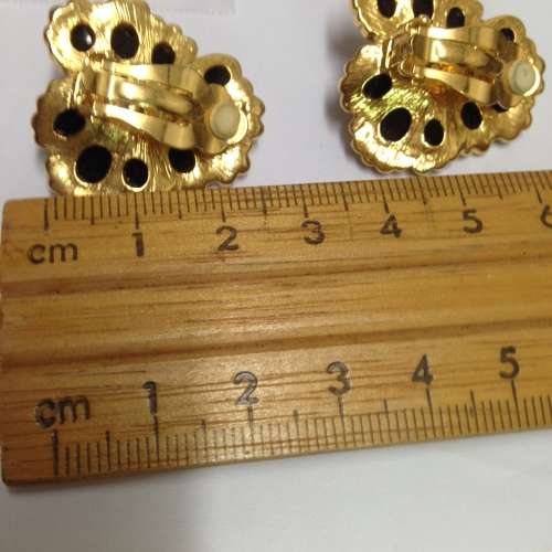 Earrings stamped Joan Rivers  made up of 52 Crystals +11 Onyx faux Cabochon stones
