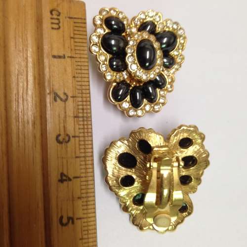 Earrings stamped Joan Rivers  made up of 52 Crystals +11 Onyx faux Cabochon stones