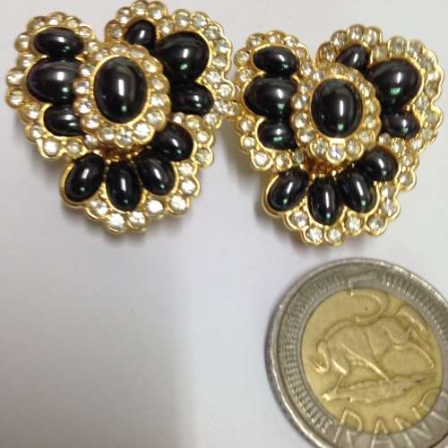 Earrings stamped Joan Rivers  made up of 52 Crystals +11 Onyx faux Cabochon stones