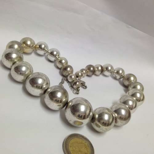 Necklace graduating Metal spherical shape beads