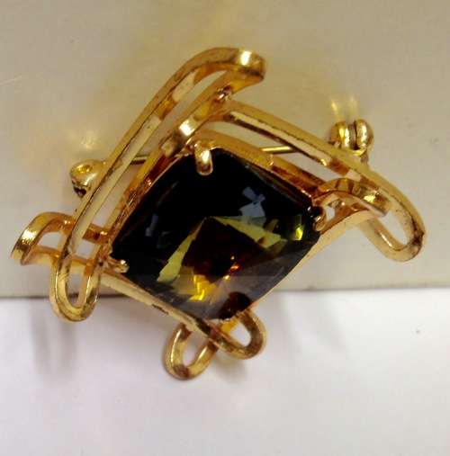 Brooch Citrine Green Glass faceted cut stone  - GOLD TONE METAL