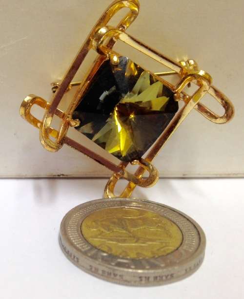 Brooch Citrine Green Glass faceted cut stone  - GOLD TONE METAL