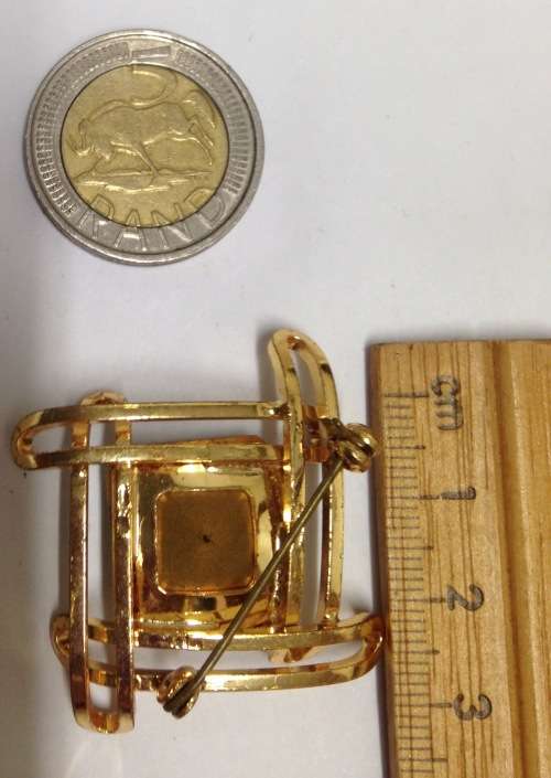 Brooch Citrine Green Glass faceted cut stone  - GOLD TONE METAL