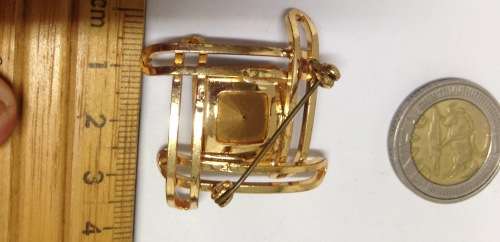 Brooch Citrine Green Glass faceted cut stone  - GOLD TONE METAL