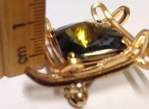 Brooch Citrine Green Glass faceted cut stone  - GOLD TONE METAL