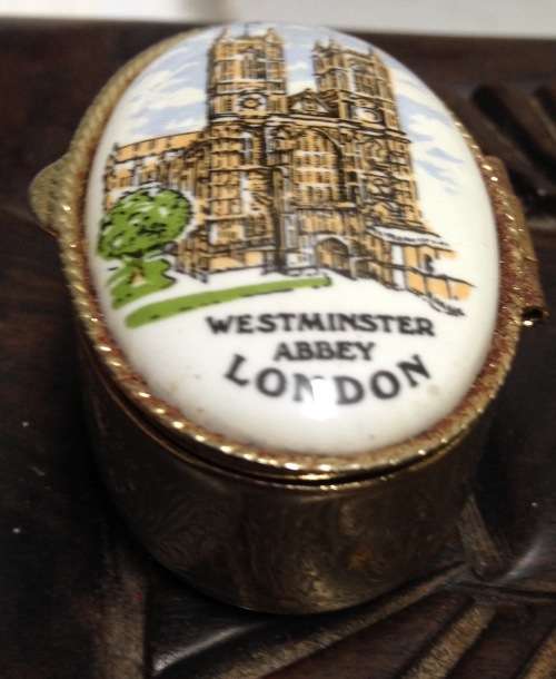 PILL BOX Westminster Abbey LONDON Porcelain Top Gilt MetalGREAT COUNTRY HOME DECOR LooK