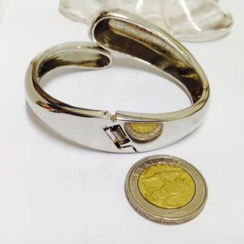BANGLE Cross Over Design mirror fin.Silver tone-Clamper (hinged)LOOK At My BUY NOW Items NO WAITING