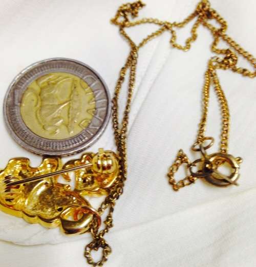 Necklace - BROOCH Gold Tone Elephant Ma + baby Gold Tone lovely coloured crystals