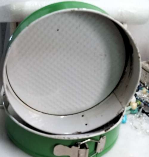 2 metal round cake tins  Lovely colour 1 need`s TLC needed