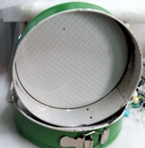 2 metal round cake tins  Lovely colour 1 need`s TLC needed