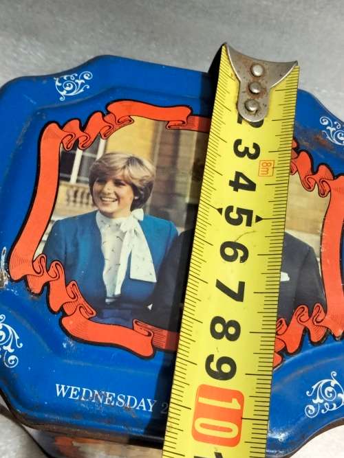 TIN Commemorative of royal wedding Prince Charles and Princess Diana+ a unused post card