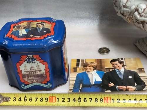 TIN Commemorative of royal wedding Prince Charles and Princess Diana+ a unused post card