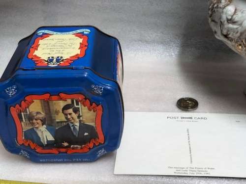 TIN Commemorative of royal wedding Prince Charles and Princess Diana+ a unused post card
