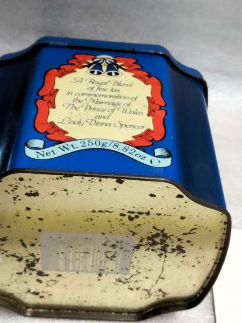 TIN Commemorative of royal wedding Prince Charles and Princess Diana+ a unused post card