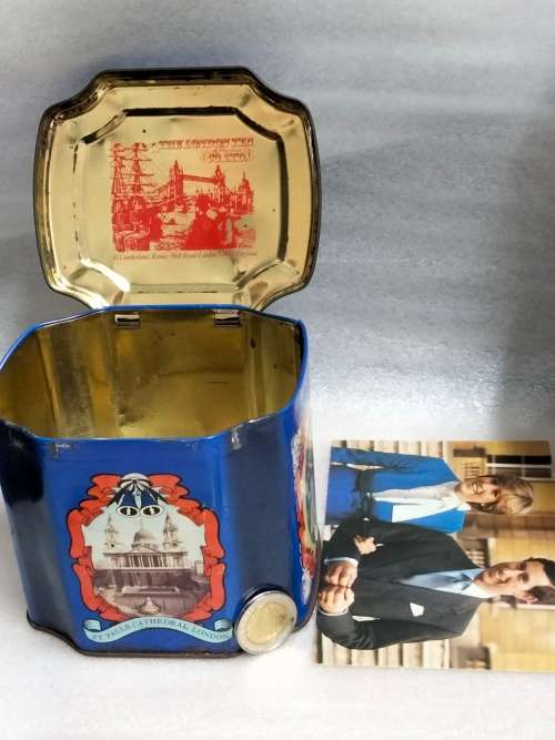 TIN Commemorative of royal wedding Prince Charles and Princess Diana+ a unused post card