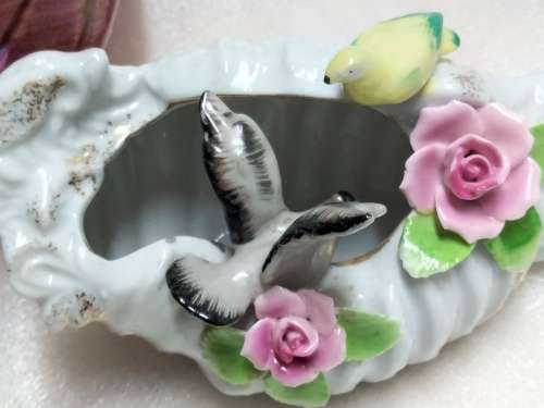 Ornament Porcelain white shell shape vase has figurine of 2 sea gulls and 2 roses