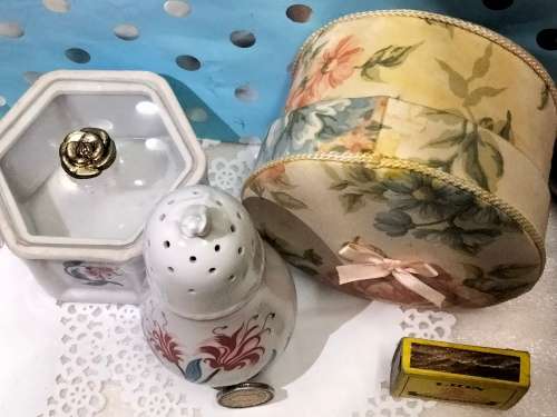 Elizabeth Arden COLLECTIBLES Powder Shaker*Hexagonal Box ceramic The Pavilion Brighton+cardboard box