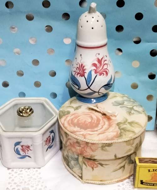 Elizabeth Arden COLLECTIBLES Powder Shaker*Hexagonal Box ceramic The Pavilion Brighton+cardboard box