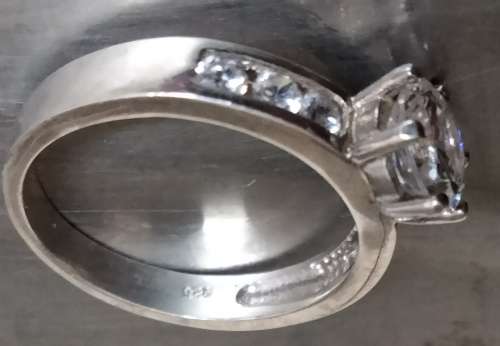 stamped 925 NV 9 Sterling Nevada Silver mine size 9l clear stone big middle each side 3 small