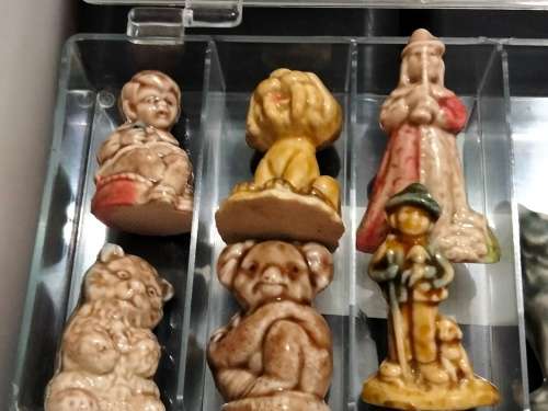 10  Figurines 9 WADE miniatures English