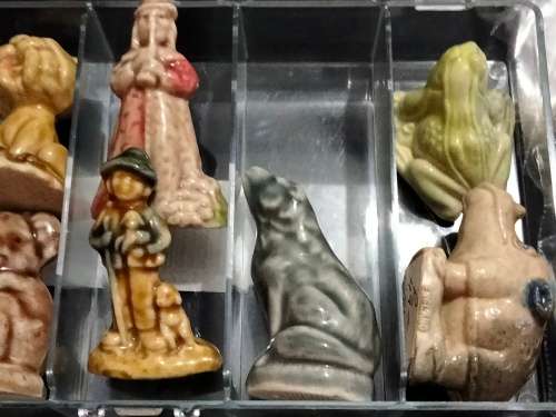 10  Figurines 9 WADE miniatures English
