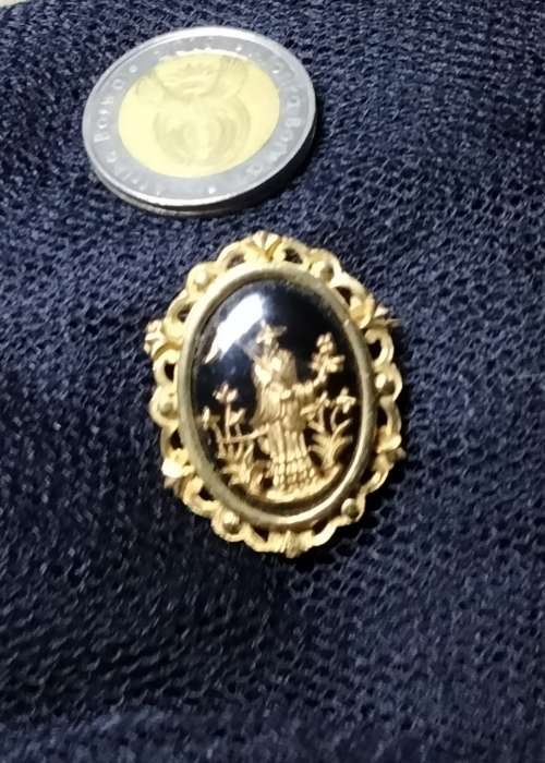 BROOCH - Basalt has gold Oriental Lady Garden Scene  Glass dome cover LOOK At My BUY NOW *NO WAITING