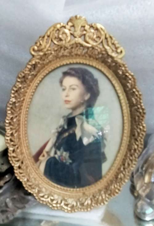 Picture of Very young beautiful Queen Elizabeth HRH Gold tone Frame + family ceramic PinTray