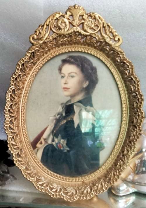 Picture of Very young beautiful Queen Elizabeth HRH Gold tone Frame + family ceramic PinTray