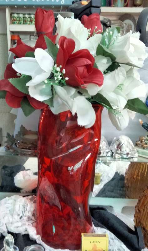 VASE Ruby Red heavy Glass*TRICORN*PINCH Hand Blown PONTLE+ Bubbles LOOKatMy BUY NOW items NO WAITING