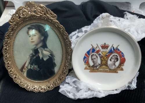 Picture of Very young beautiful Queen Elizabeth HRH Gold tone Frame + family ceramic PinTray