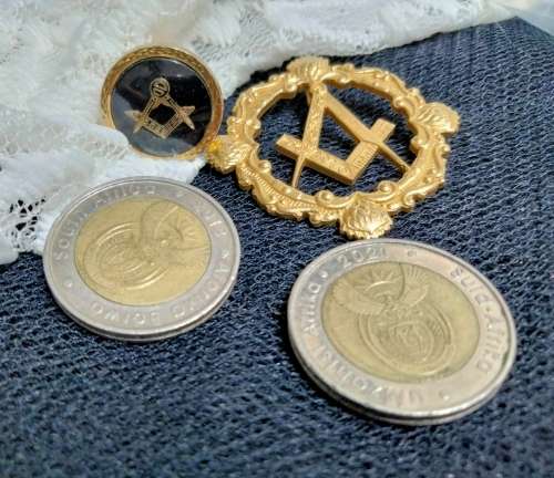 MASONIC PENDANT gold Tone metal + only 1 cuff link LOOK At My BUY NOW Items NO WAITING