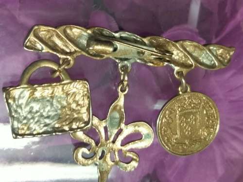 BROOCH Vintage French-Bar with 3 Charms on French 1Fleur de lys 1 medallion head on 1 hand bag