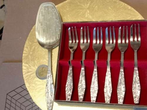 6CAKE FORKS +1 LIFTER- 7 same pattern - 6 Boxed cake forks NOVALUX DUTCH ROYAL SILVER WORKS