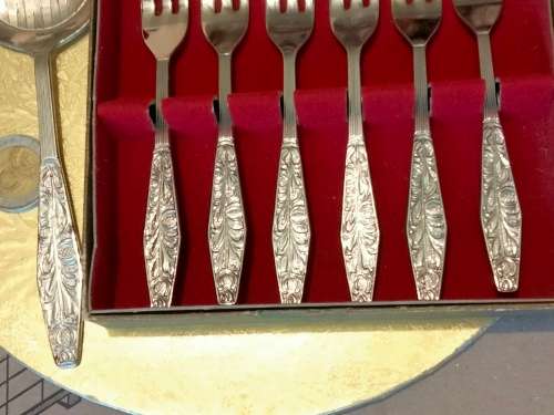 6CAKE FORKS +1 LIFTER- 7 same pattern - 6 Boxed cake forks NOVALUX DUTCH ROYAL SILVER WORKS