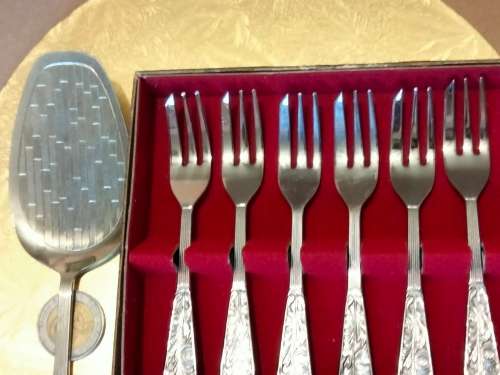 6CAKE FORKS +1 LIFTER- 7 same pattern - 6 Boxed cake forks NOVALUX DUTCH ROYAL SILVER WORKS