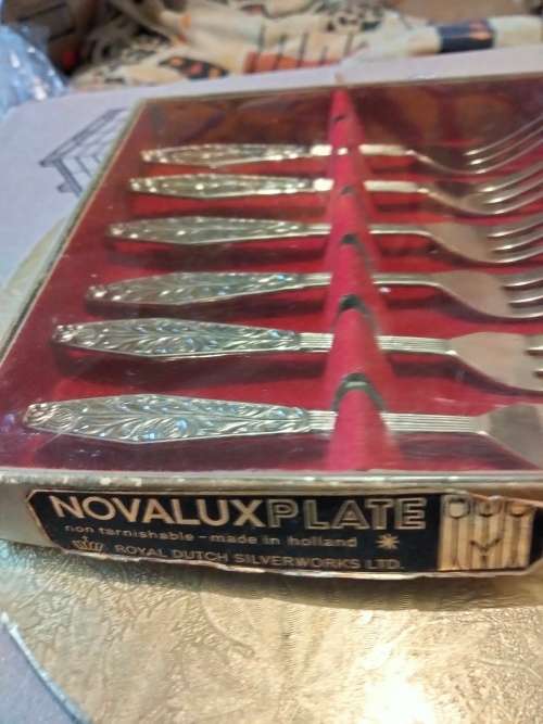 6CAKE FORKS +1 LIFTER- 7 same pattern - 6 Boxed cake forks NOVALUX DUTCH ROYAL SILVER WORKS