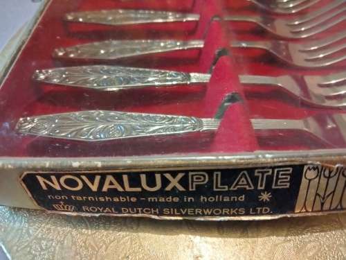 6CAKE FORKS +1 LIFTER- 7 same pattern - 6 Boxed cake forks NOVALUX DUTCH ROYAL SILVER WORKS
