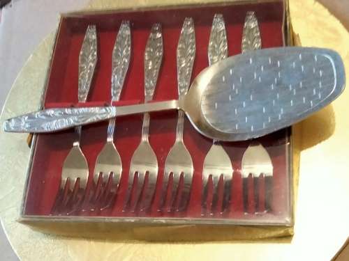 6CAKE FORKS +1 LIFTER- 7 same pattern - 6 Boxed cake forks NOVALUX DUTCH ROYAL SILVER WORKS