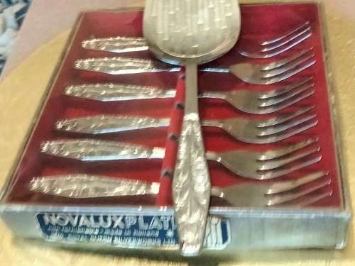 6CAKE FORKS +1 LIFTER- 7 same pattern - 6 Boxed cake forks NOVALUX DUTCH ROYAL SILVER WORKS