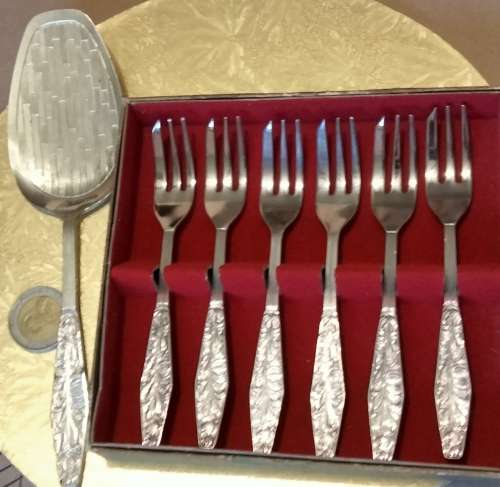 6CAKE FORKS +1 LIFTER- 7 same pattern - 6 Boxed cake forks NOVALUX DUTCH ROYAL SILVER WORKS