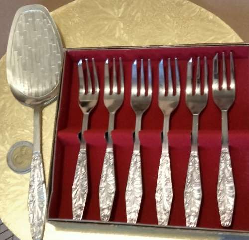 6CAKE FORKS +1 LIFTER- 7 same pattern - 6 Boxed cake forks NOVALUX DUTCH ROYAL SILVER WORKS