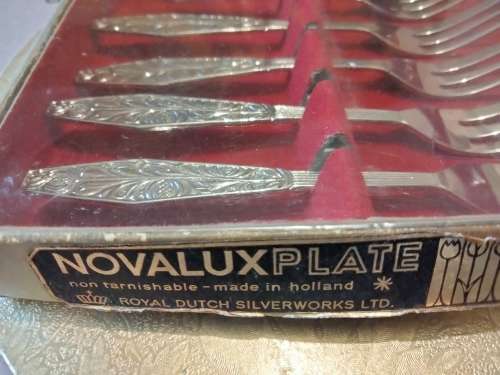6CAKE FORKS +1 LIFTER- 7 same pattern - 6 Boxed cake forks NOVALUX DUTCH ROYAL SILVER WORKS